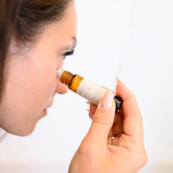 Timeless Beauty in a Bottle 💧: Restore Your Skin with Castor Oil & Frankincense – The Ultimate Anti-Aging Rollerball 🌿!